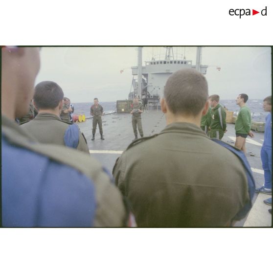 Briefing sur la situation de Beyrouth aux soldats de la relève sur l'Argens.