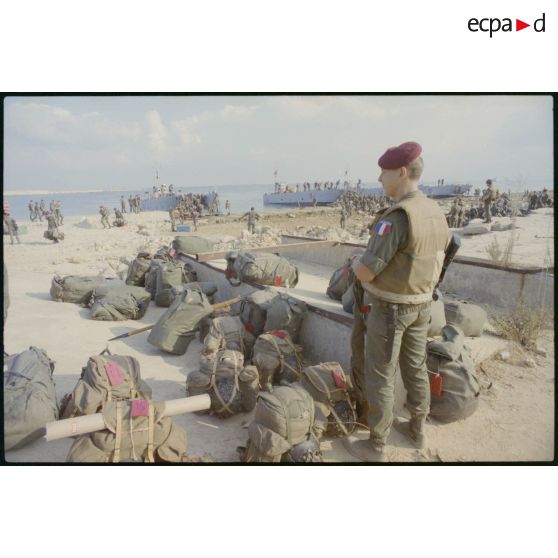 Soldats de la relève dans le port de Beyrouth.