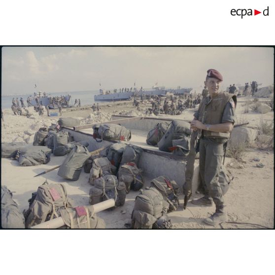 Soldats de la relève dans le port de Beyrouth.