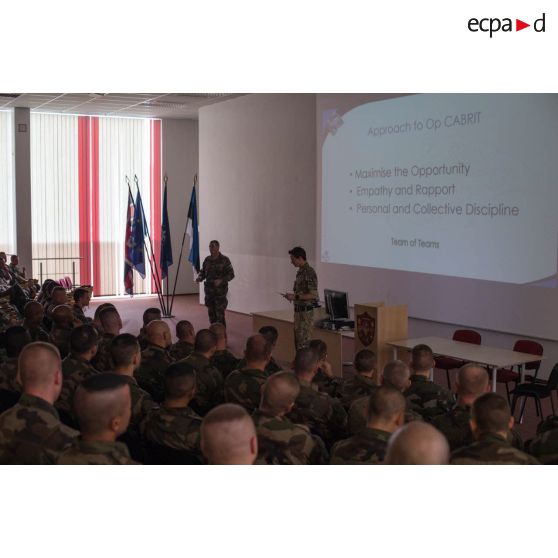 Le lieutenant-colonel Andrew Ridland dirige un briefing auprès des soldats du contingent français sur le camp de Tapa, en Estonie.