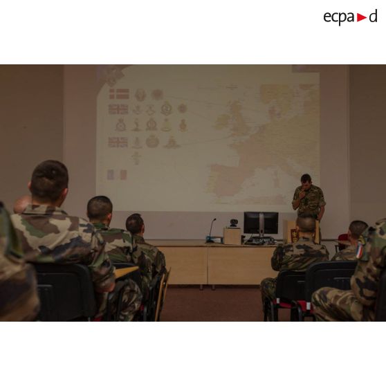 Le lieutenant-colonel Andrew Ridland dirige un briefing auprès des soldats du contigent français sur le camp de Tapa, en Estonie.