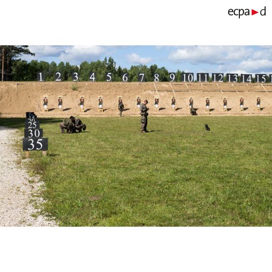 Des soldats du contingent français se préparent à un exercice de tir sur le champ de tir de Tapa, en Estonie.