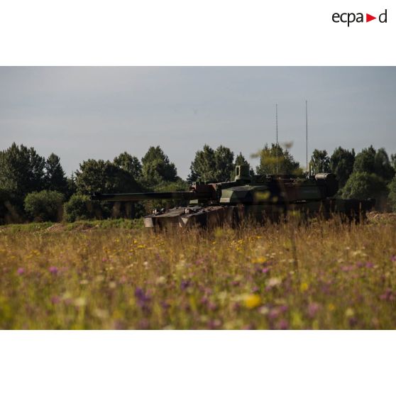 Un char Leclerc du 501e régiment de chars de combat (501e RCC) se déplace sur le camp de Tapa, en Estonie.