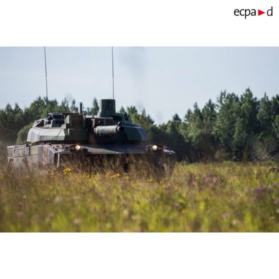 Un char Leclerc du 501e régiment de chars de combat (501e RCC) se déplace sur le camp de Tapa, en Estonie.