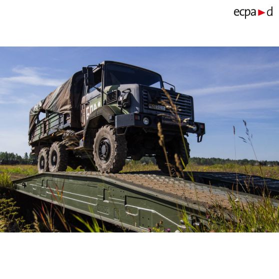 Un camion GBC-180 de la  9e compagnie de commandement et de transmissions de marine (9e CCTMa) franchit une tranchée sur le camp de Tapa, en Estonie.