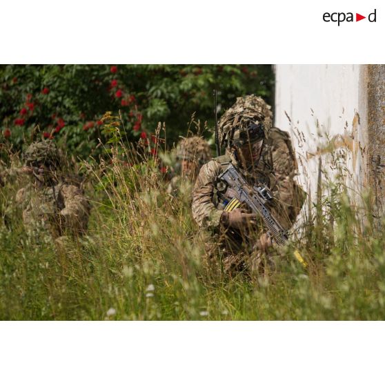 Des soldats britanniques progressent sur le camp de Tapa, en Estonie.