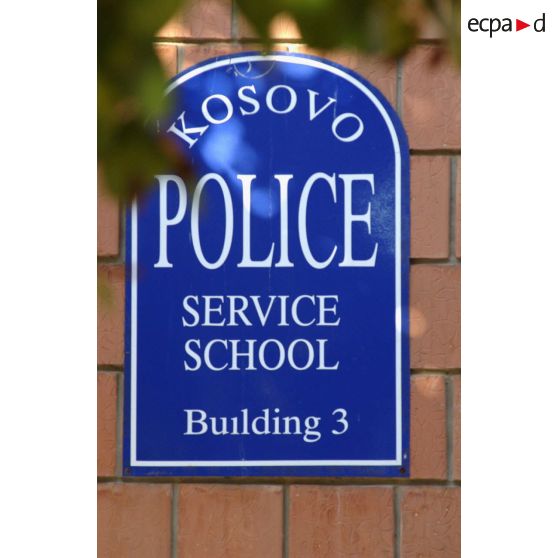 Sensibilisation du personnel OSCE par le BAT-GEN sur le danger des mines à l'école de police de Vushtrii (ou Vucitrn).