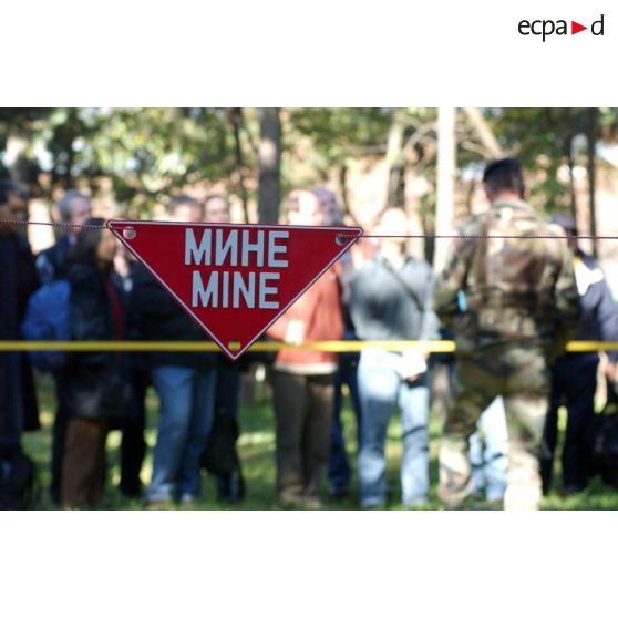 Sensibilisation du personnel OSCE par le BAT-GEN sur le danger des mines à l'école de police de Vushtrii (ou Vucitrn).