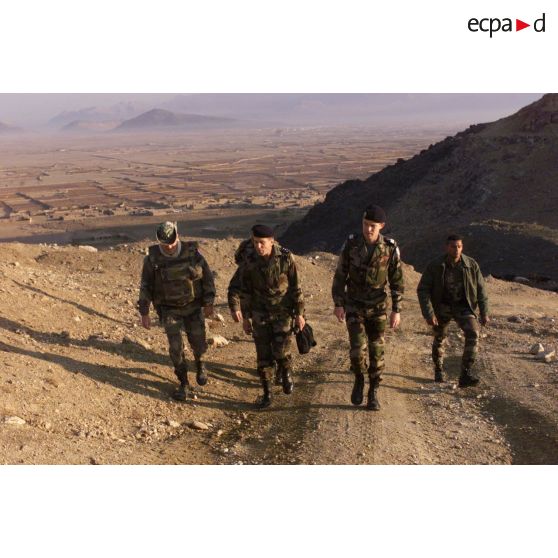 Visite de la région de Kaboul par le général Bentégeat avec le colonel De Courrèges d'Ustoy, Rep-France.