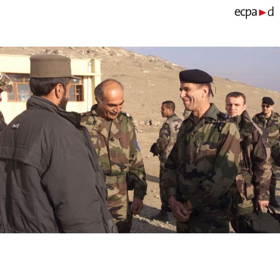 Discussion entre le général Bentégeat et un afghan dans un village au nord de l'aéroport de Kaboul.