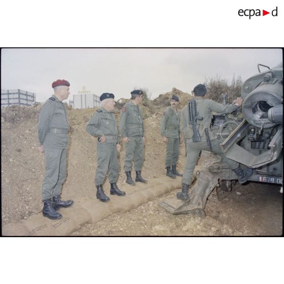 Le général Imbot, CEMAT, visite le 12e RA, Beyrouth.