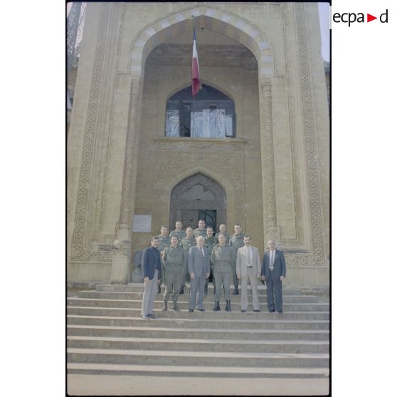 Photographie de groupe autour de Mr. Wibaux, ambassadeur de France, Beyrouth.