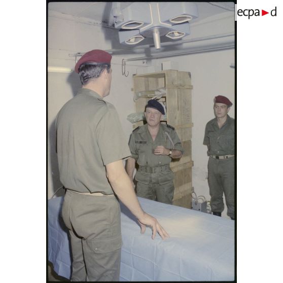 Le général Imbot visite l'antenne chirurgicale parachutiste, Beyrouth.