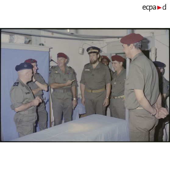 Le général Imbot visite l'antenne chirurgicale parachutiste, Beyrouth.