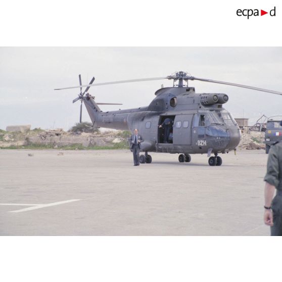 Visite de Claude Cheysson, ministre des relations extérieures françaises, à Beyrouth. Arrivée de l'hélicoptère Puma transportant Claude Cheysson, ministre des Relations extérieures.