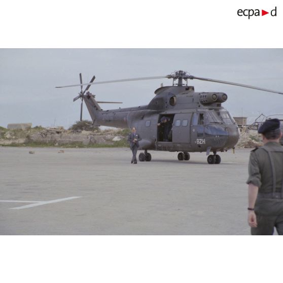 Visite de Claude Cheysson, ministre des relations extérieures françaises, à Beyrouth. Arrivée de l'hélicoptère Puma transportant Claude Cheysson, ministre des Relations extérieures.