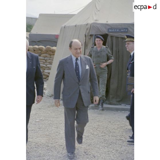 Visite de Claude Cheysson, ministre des relations extérieures françaises, à Beyrouth. Claude Cheysson, ministre des Relations extérieures, sort de la salle OPS.