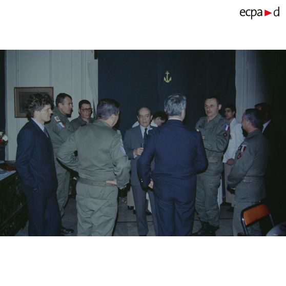 Visite de Claude Cheysson, ministre des relations extérieures françaises, à Beyrouth. Claude Cheysson, ministre des Relations extérieures, est reçu par les militaires en service à Beyrouth.