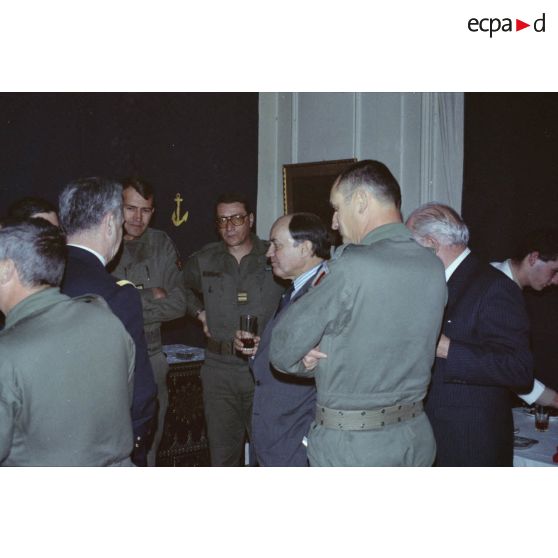 Visite de Claude Cheysson, ministre des relations extérieures françaises, à Beyrouth. Claude Cheysson, ministre des Relations extérieures, est reçu par les militaires en service à Beyrouth.