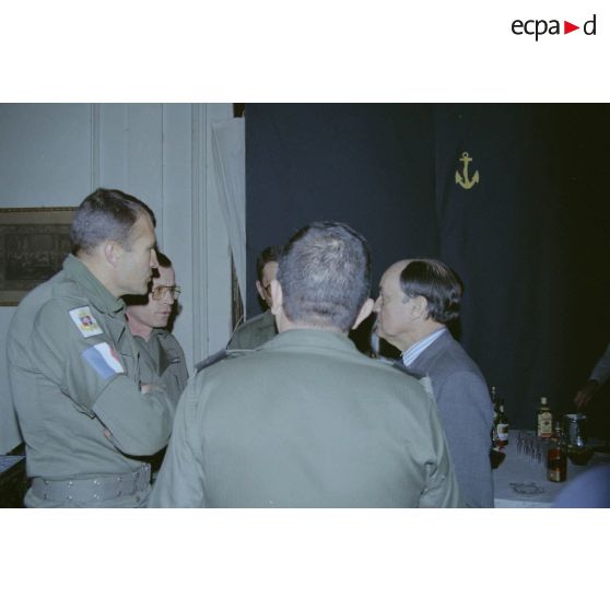 Visite de Claude Cheysson, ministre des relations extérieures françaises, à Beyrouth. Claude Cheysson, ministre des Relations extérieures, est reçu par les militaires en service à Beyrouth.