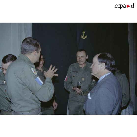 Visite de Claude Cheysson, ministre des relations extérieures françaises, à Beyrouth. Claude Cheysson, ministre des Relations extérieures, est reçu par les militaires en service à Beyrouth.