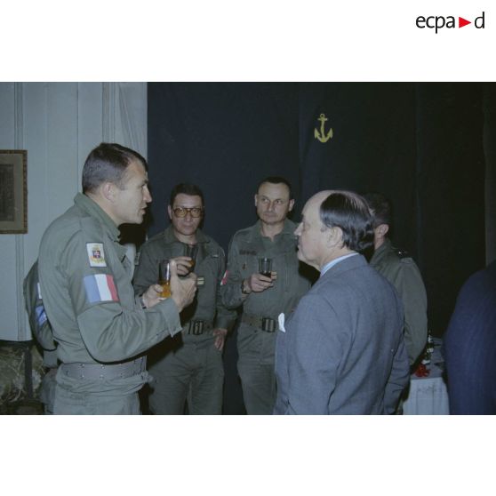 Visite de Claude Cheysson, ministre des relations extérieures françaises, à Beyrouth. Claude Cheysson, ministre des Relations extérieures, est reçu par les militaires en service à Beyrouth.