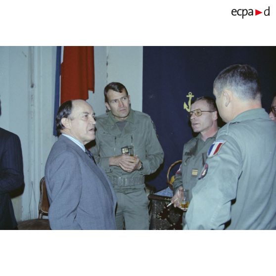 Visite de Claude Cheysson, ministre des relations extérieures françaises, à Beyrouth. Claude Cheysson, ministre des Relations extérieures, est reçu par les militaires en service à Beyrouth.