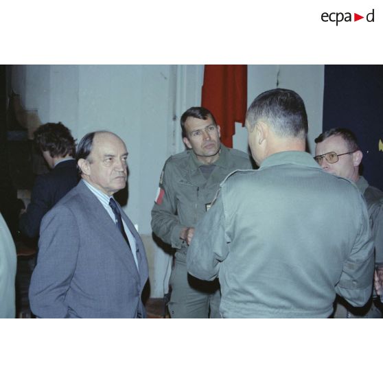 Visite de Claude Cheysson, ministre des relations extérieures françaises, à Beyrouth. Claude Cheysson, ministre des Relations extérieures, est reçu par les militaires en service à Beyrouth.