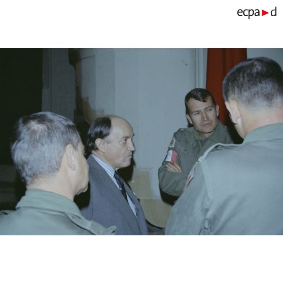 Visite de Claude Cheysson, ministre des relations extérieures françaises, à Beyrouth. Claude Cheysson, ministre des Relations extérieures, est reçu par les militaires en service à Beyrouth.