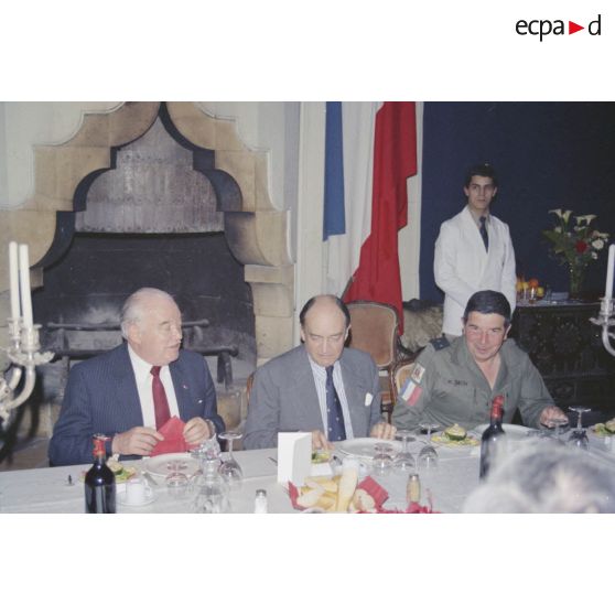 Visite de Claude Cheysson, ministre des relations extérieures françaises, à Beyrouth. Repas à l'ambassade de France.