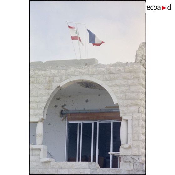 Drapeaux français et libanais au Liban.