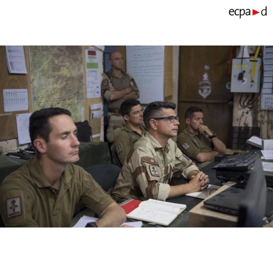 Le colonel Renaud Rondet assiste à un point de situation au centre opérationnel du GTD-B Bercheny sur la base de Kidal.