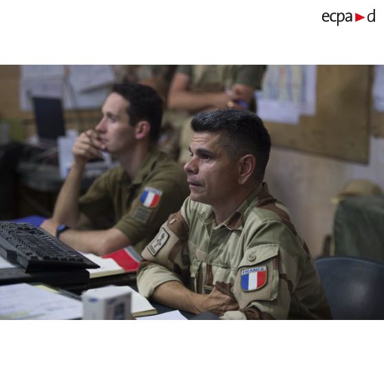 Le colonel Renaud Rondet assiste à un point de situation au centre opérationnel du GTD-B Bercheny sur la base de Kidal.