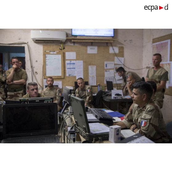 Le colonel Renaud Rondet assiste à un point de situation au centre opérationnel du GTD-B Bercheny sur la base de Kidal.