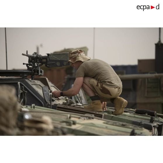 Un soldat mène une visite technique auprès de son VBL sur la base de Kidal.