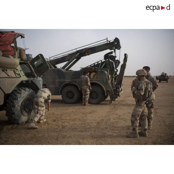 Retrait du dispositif de levage d'un camion PPLoD au terme d'une intervention technique dans le désert.