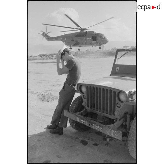 Décollage d'un Super-Frelon au port de Beyrouth.