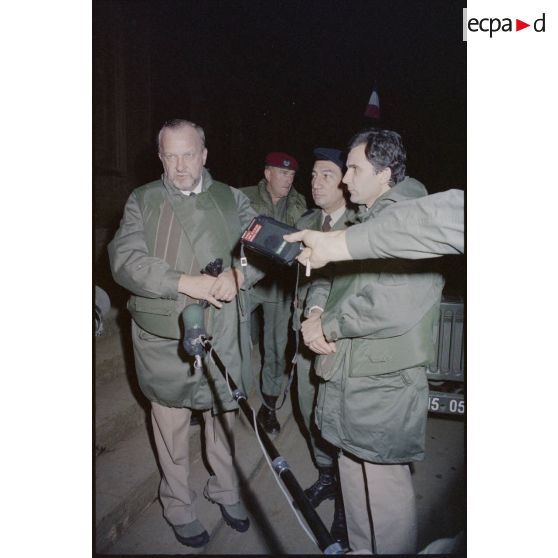 Charles Hernu et Jean Gatel répondant à des journalistes, Beyrouth.