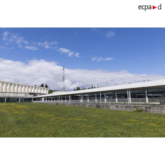 Vue extérieure de la bibliothèque de l'école spéciale militaire (ESM) de Saint-Cyr Coëtquidan.