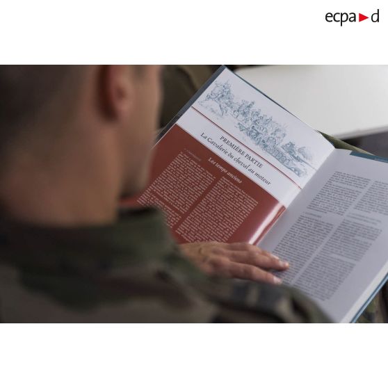 Un saint-cyrien lit un livre sur l'histoire de la cavalerie à la bibliothèque de l'école spéciale militaire (ESM) Saint-Cyr Coëtquidan.