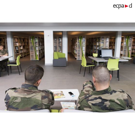 Des saint-cyriens lisent des bandes dessinées à la bibliothèque de l'école spéciale militaire (ESM) de Saint-Cyr Coëtquidan.