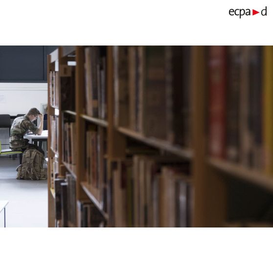 Un saint-cyrien travaille à la bibliothèque de l'école spéciale militaire (ESM) de Saint-Cyr Coëtquidan.