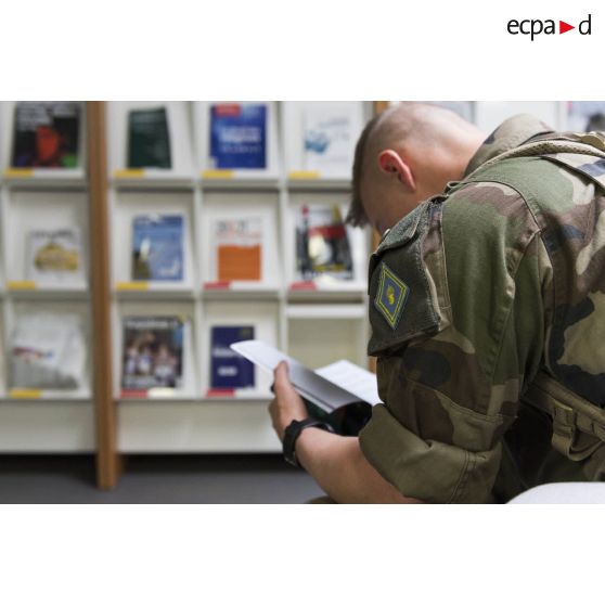 Un saint-cyrien lit un livre à la bibliothèque de l'école spéciale militaire (ESM) de Saint-Cyr Coëtquidan.