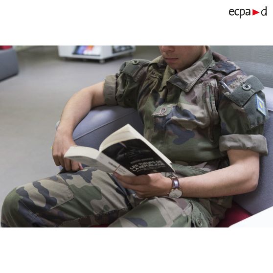 Un saint-cyrien lit un livre à la bibliothèque de l'école spéciale militaire (ESM) de Saint-Cyr Coëtquidan.