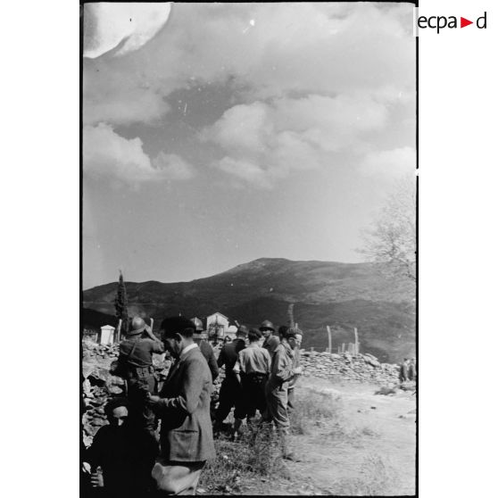 Près du cimetière du village de Murato, des partisans corses sont au côté de tirailleurs du 1er RTM (régiment de tirailleurs marocains) qu'ils vont guider jusqu'au col de San Stefano.