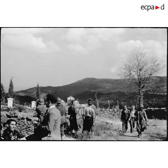 Près du cimetière du village de Murato, des partisans corses sont au côté de tirailleurs du 1er RTM (régiment de tirailleurs marocains) qu'ils vont guider jusqu'au col de San Stefano.