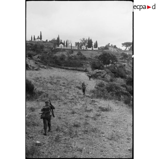 Des tirailleurs du 1er régiment de tirailleurs marocains (RTM) progressent vers le col de San Stefano.