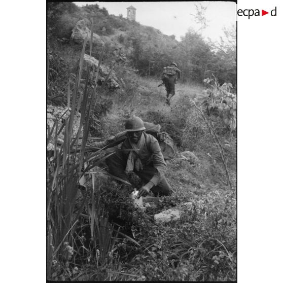 Lors de la progression de  tirailleurs du 1er RTM (régiment de tirailleurs marocains) vers le col de San Stefano, l'un d'entre eux fait une halte.