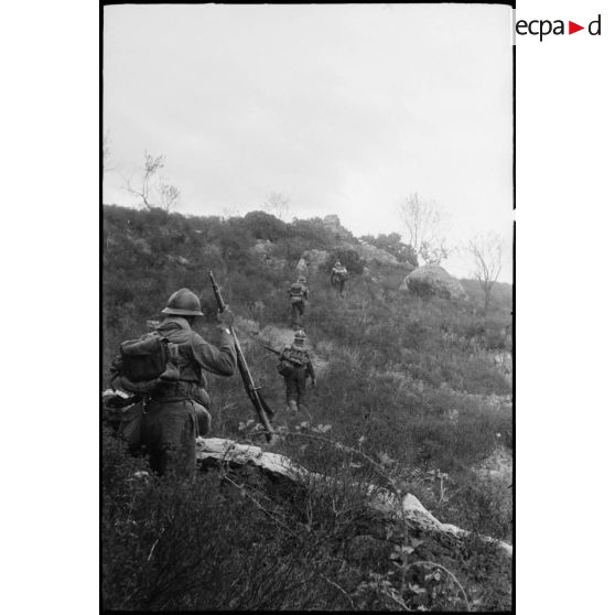 Des tirailleurs du 1er RTM (Régiment de tirailleurs marocains) progressent vers le col de San Stefano.