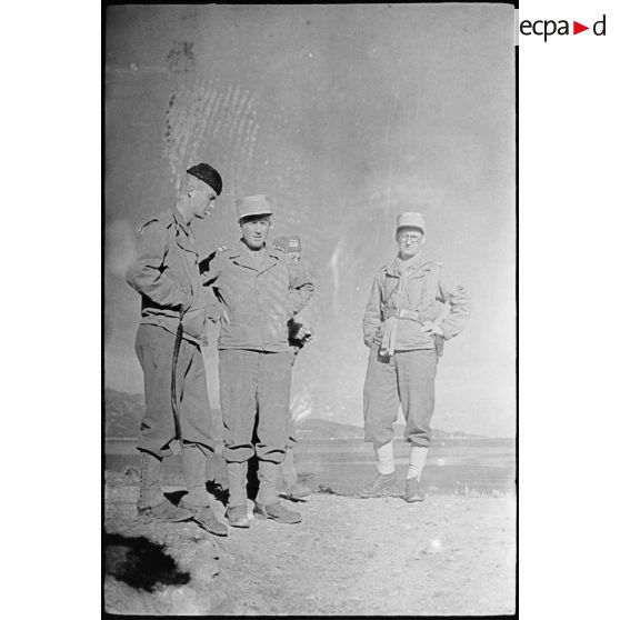 Le colonel Pierre Boyer de La Tour du Moulin, commandant le 2e GTM (groupe de tabors marocains) s'entretient avec le capitaine Then (à gauche), commandant le 73e goum du 6e tabor.